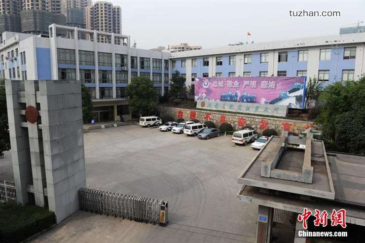 長(zhǎng)沙市坪塘勞動(dòng)教養(yǎng)管理所采購(gòu)我公司定制生產(chǎn)的11KW二用一備自來(lái)水加壓泵站一套，本設(shè)備供水范圍為5公里，供水人數(shù)為3600人，目前本自來(lái)水加壓泵站運(yùn)行平穩(wěn)，高效節(jié)能，受到了管理所的一致好評(píng)！